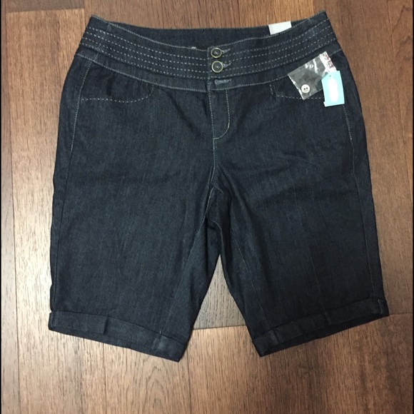NWT Maurices Cuffed Denim Shorts Size 9/10 - Picture 1 of 4